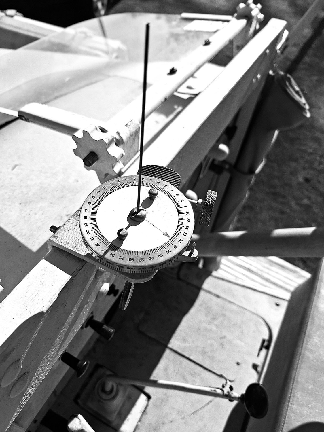 A Bagnold sun compass mounted on a vehicle, seen from above